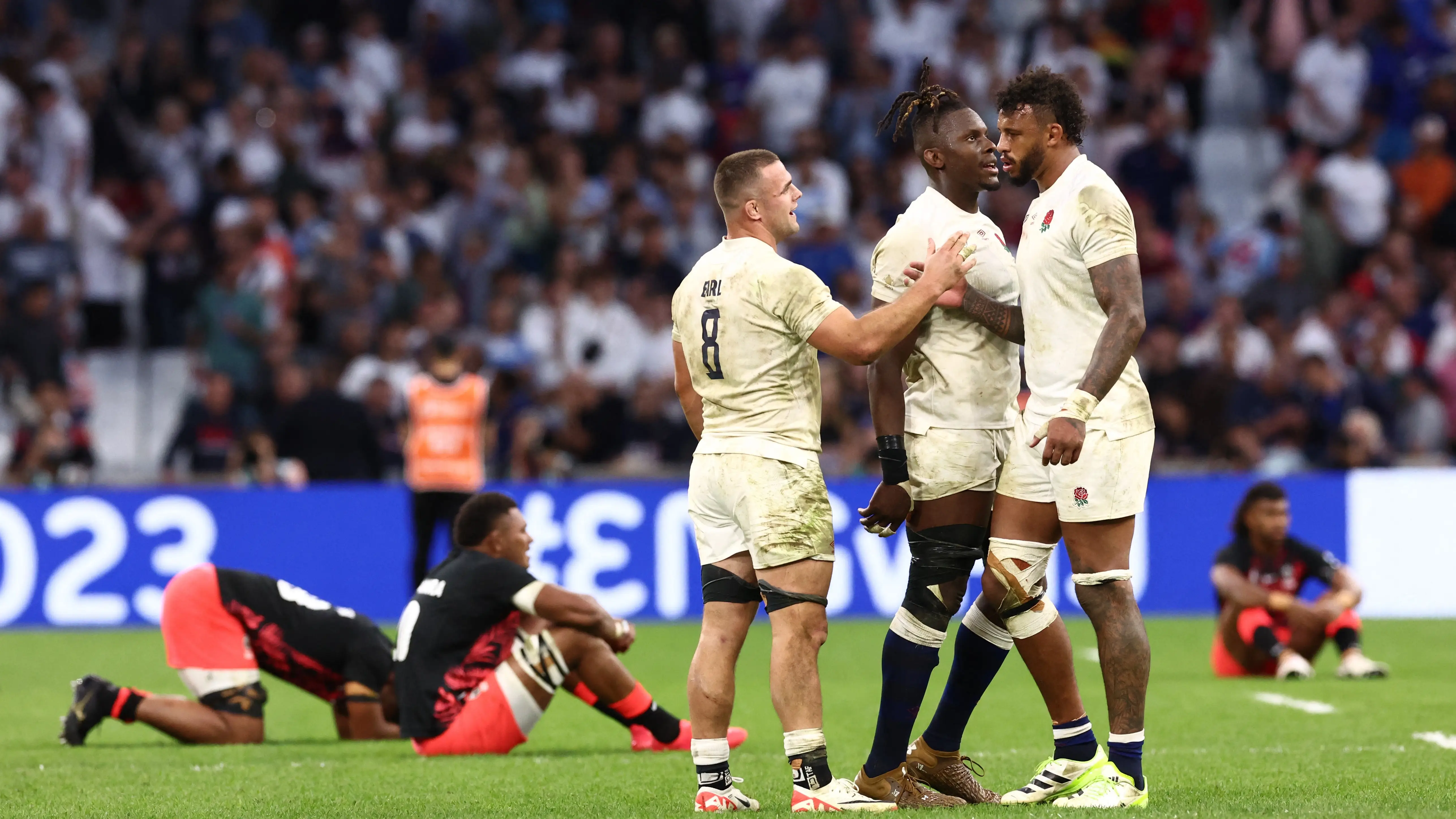 Los jugadores ingleses celebra la victoria ante Fiyi