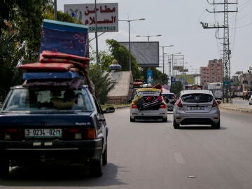 Imagen de varios vehículos evacuando la zona norte de Gaza