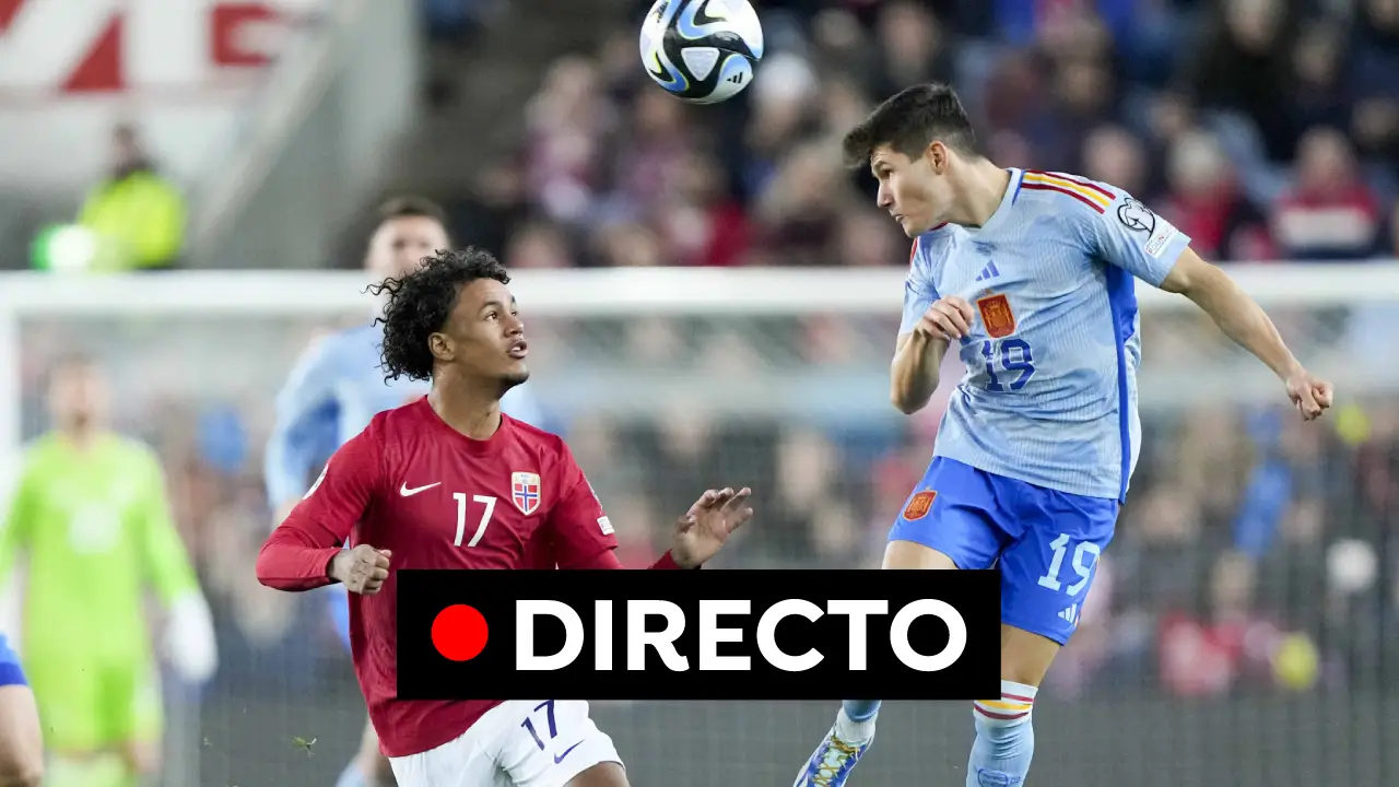 Oscar Bobb y Fran García pugnan por un balón Oscar Bobb y Fran García pugnan por un balón