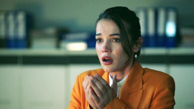 El principal sospechoso del secuestro de Defne, y de apuñalar a Metin, se suicida tras un fuerte enfrentamiento con Ilgaz