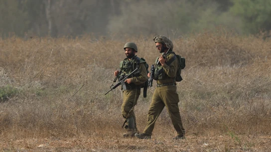 Imagen de dos militares israelíes cerca de Gaza Imagen de dos militares israelíes cerca de Gaza