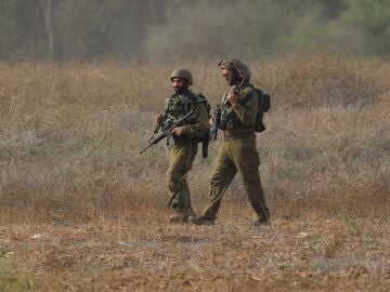 Imagen de dos militares israelíes cerca de Gaza