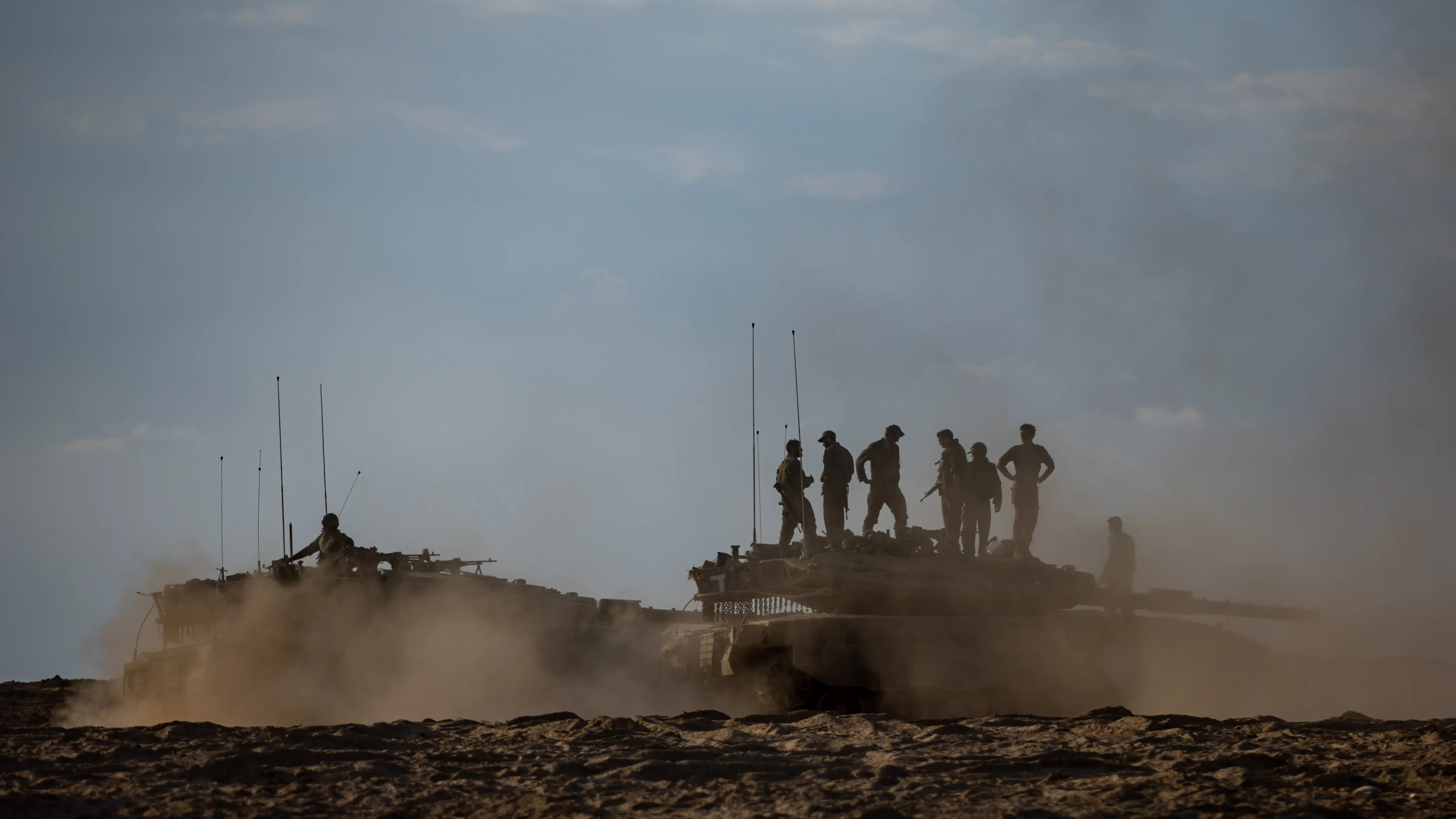 Militares de Israel, junto a equipos de artiller&iacute;a
