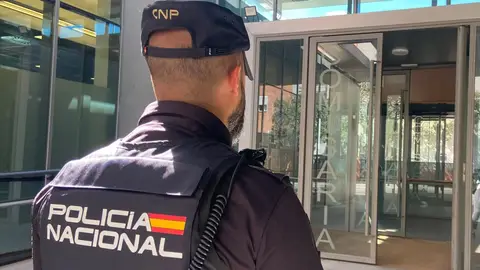 Agente de la Policía Nacional. Agente de la Policía Nacional.