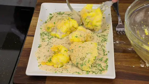 Córtala en trozos grandes y pásala por harina Córtala en trozos grandes y pásala por harina