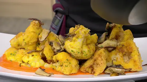 Coliflor empanada con setas salteadas Coliflor empanada con setas salteadas