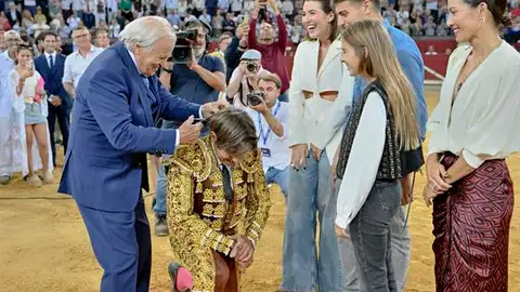 Manuel Benítez corta la coleta a 'El Cordobés'