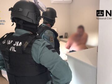 La Guardia Civil junto al detenido