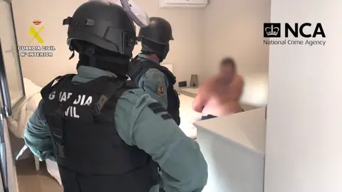 La Guardia Civil junto al detenido