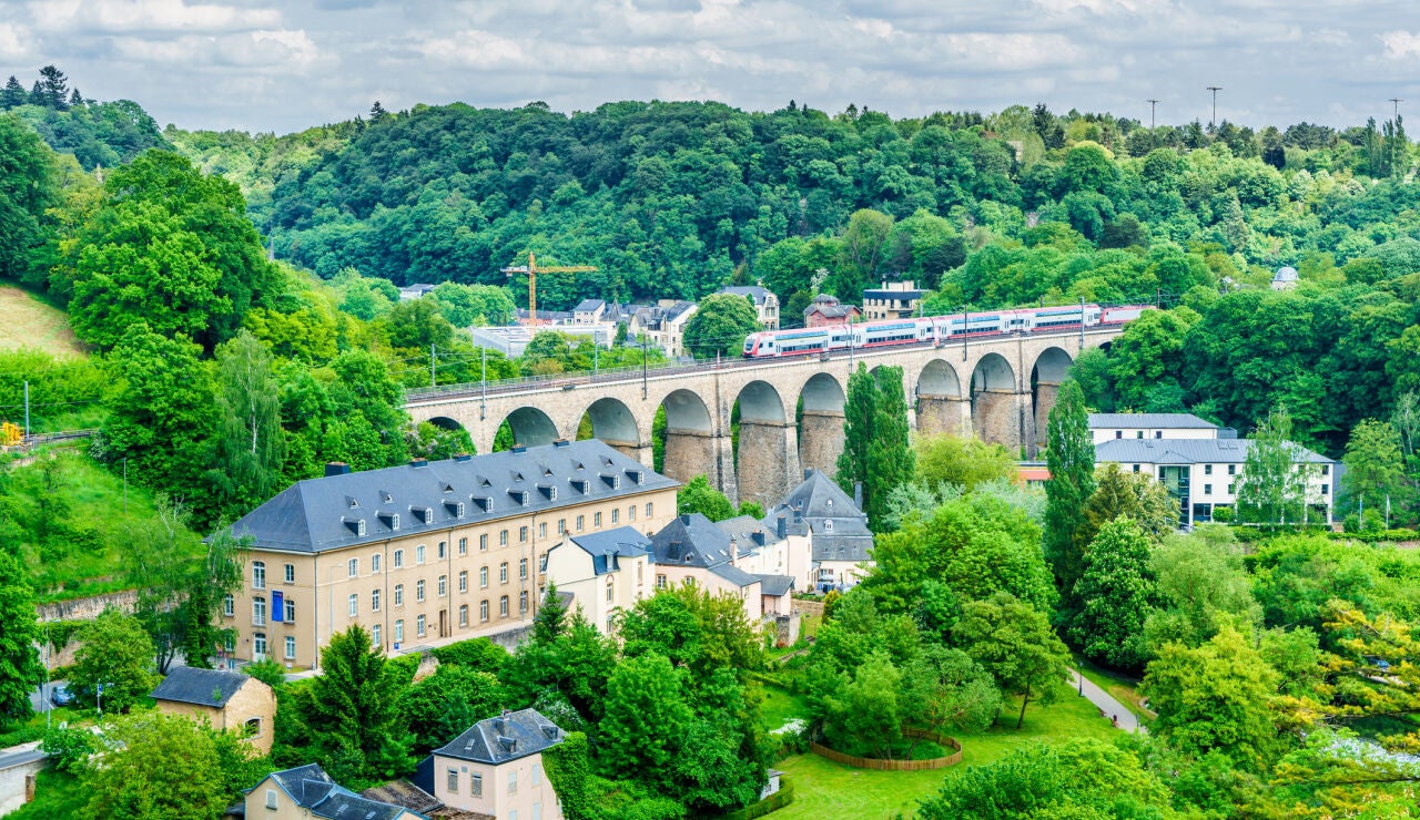 Luxemburgo con las v&iacute;as del tren de fondo