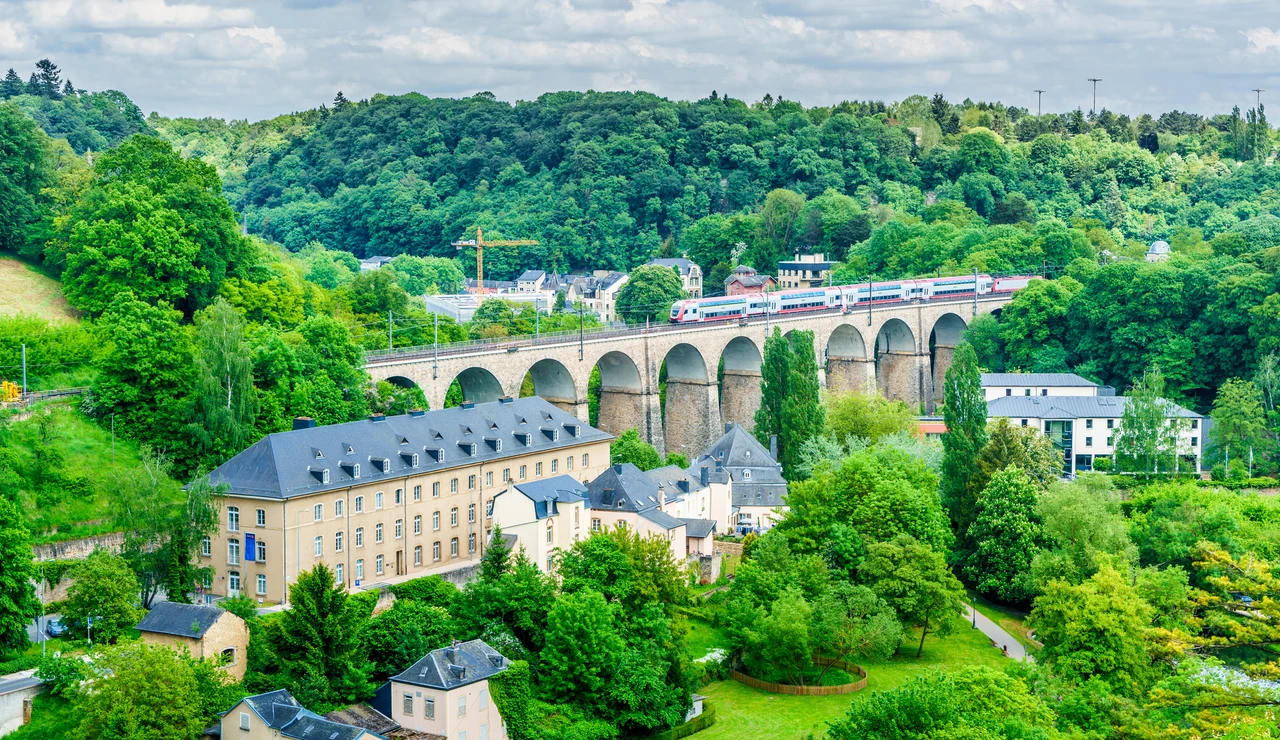 Luxemburgo con las vías del tren de fondo
