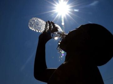 Una persona bebe agua.