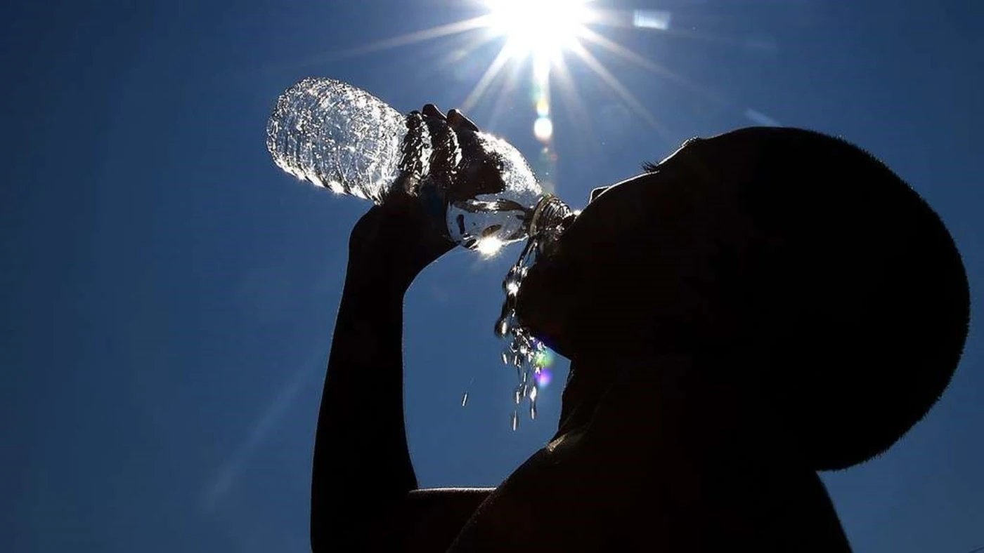 Una persona bebe agua. Una persona bebe agua.