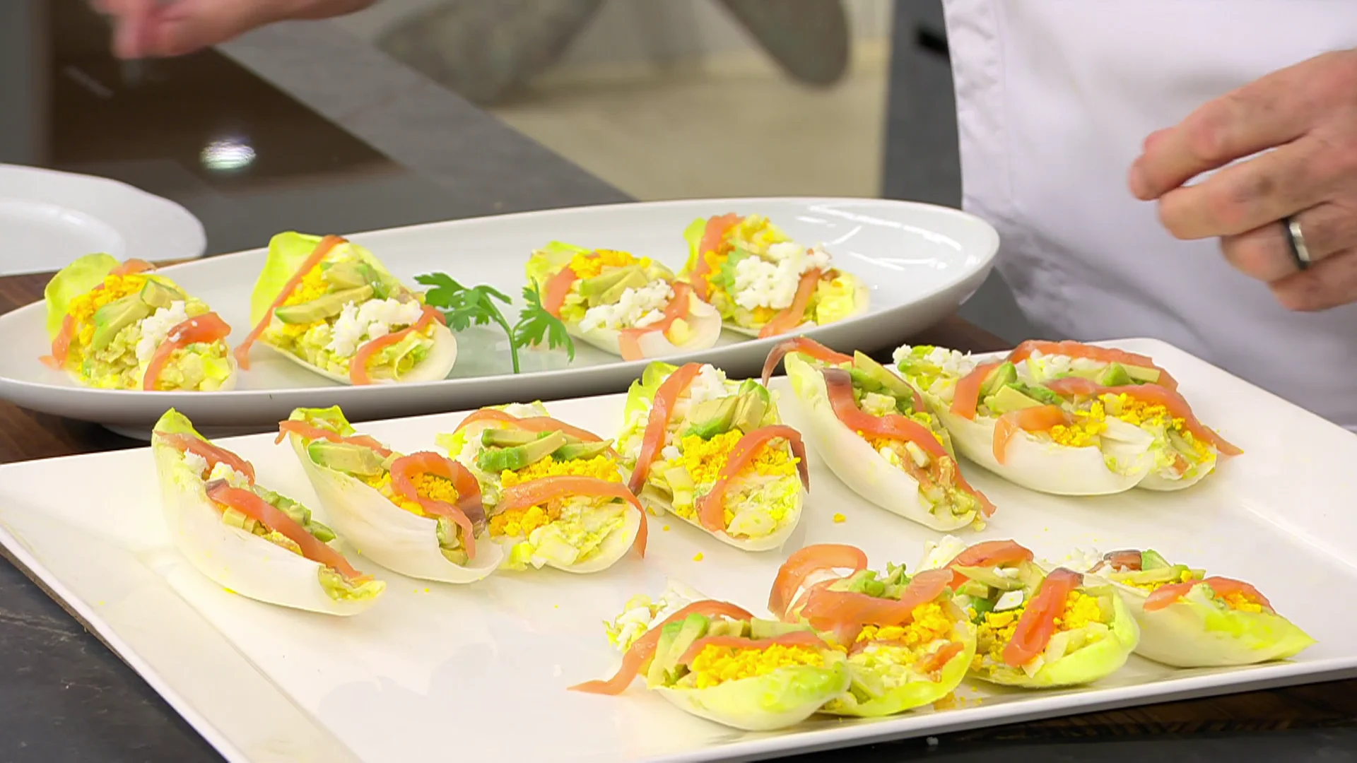Endibias rellenas de salmón, queso y aguacate Endibias rellenas de salmón, queso y aguacate