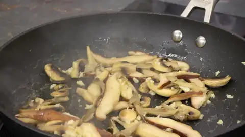 Saltea las setas troceadas Saltea las setas troceadas