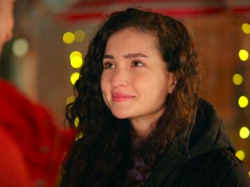 Berk le demuestra a Aybike lo que siente por ella plant&aacute;ndole cara a su madre 