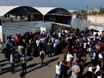 Cientos de personas en el paso fronterizo de Rafah