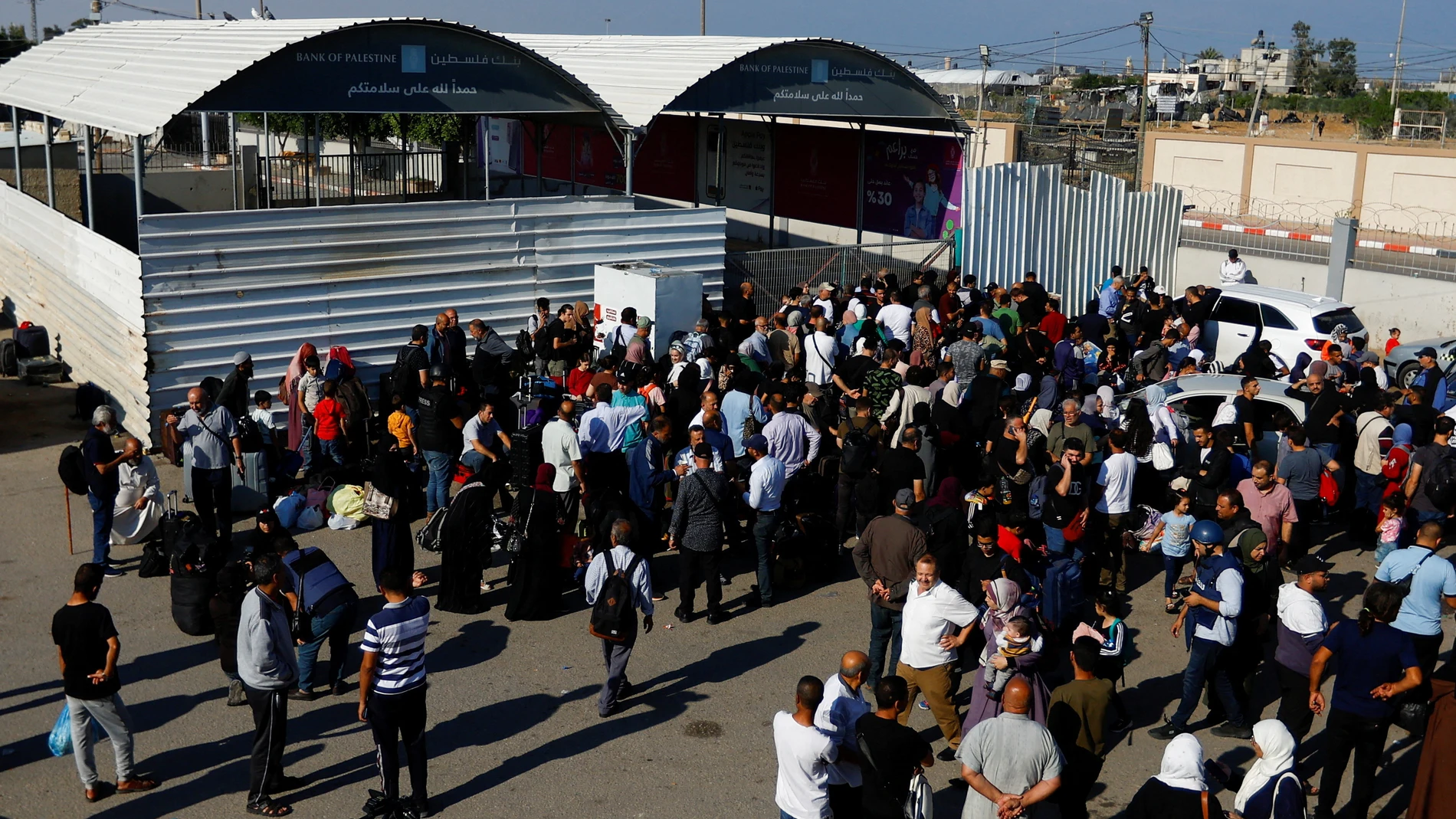 Cientos de personas en el paso fronterizo de Rafah
