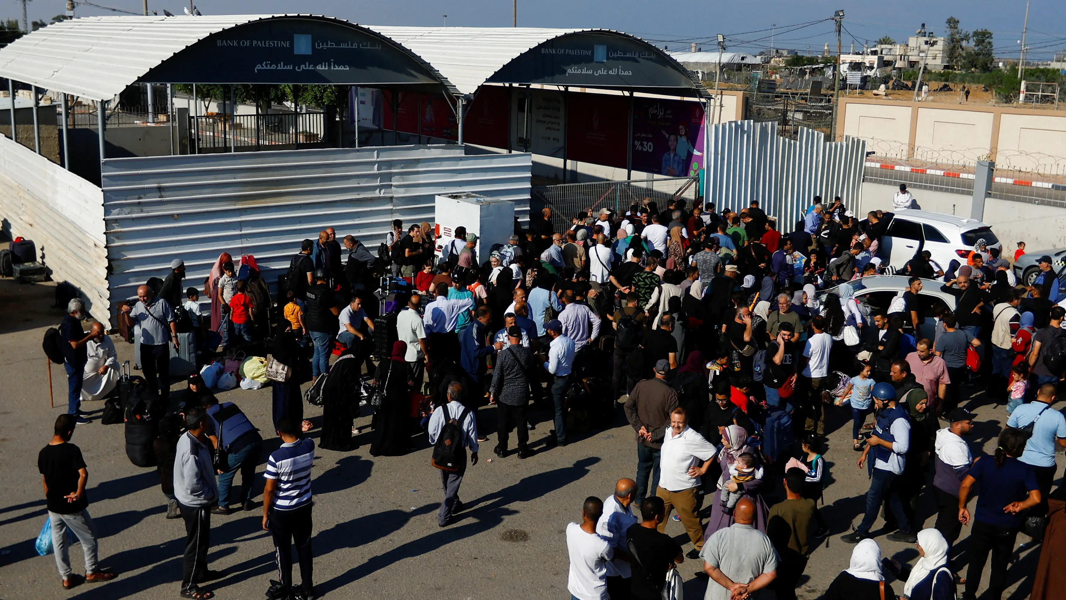 Cientos de personas en el paso fronterizo de Rafah
