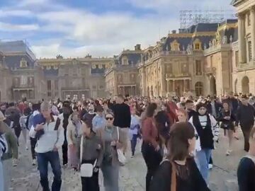 Evacuados del Palacio de Versalles