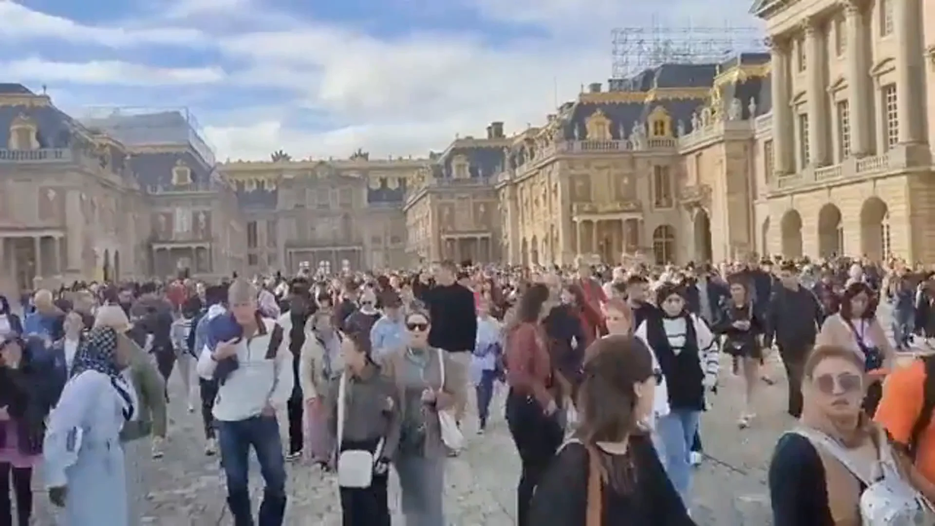 Evacuados del Palacio de Versalles