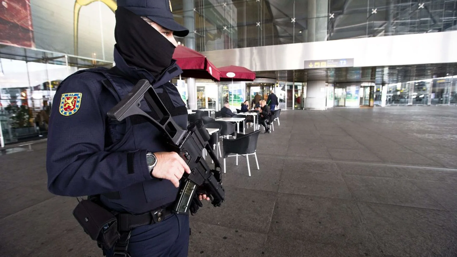 Un policía nacional en labores de vigilancia Un policía nacional en labores de vigilancia