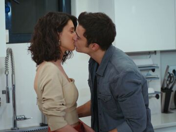 Yiğit y Lila se sinceran sobre sus sentimientos y... &iexcl;se funden en un rom&aacute;ntico beso! 