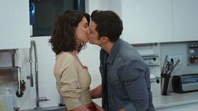 Yiğit y Lila se sinceran sobre sus sentimientos y... ¡se funden en un romántico beso! 