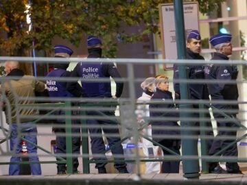 Agentes de policía belgas vigilan cerca del lugar de un tiroteo en Bruselas