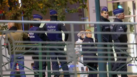 Agentes de policía belgas vigilan cerca del lugar de un tiroteo en Bruselas