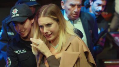 Zehra y Yildiz caen en la trampa de Ender y las detienen en el casino ilegal