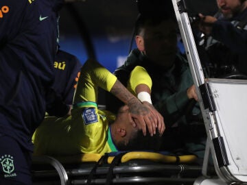 Neymar Jr abandona en camilla el Uruguay-Brasil