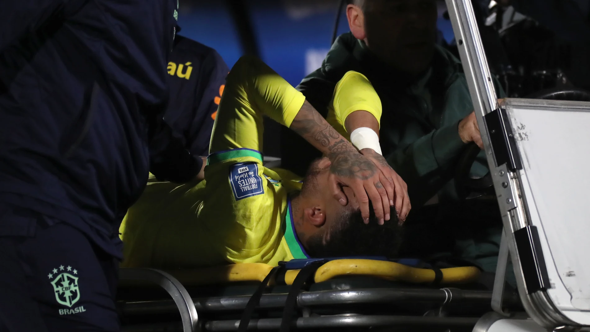 Neymar Jr abandona en camilla el Uruguay-Brasil