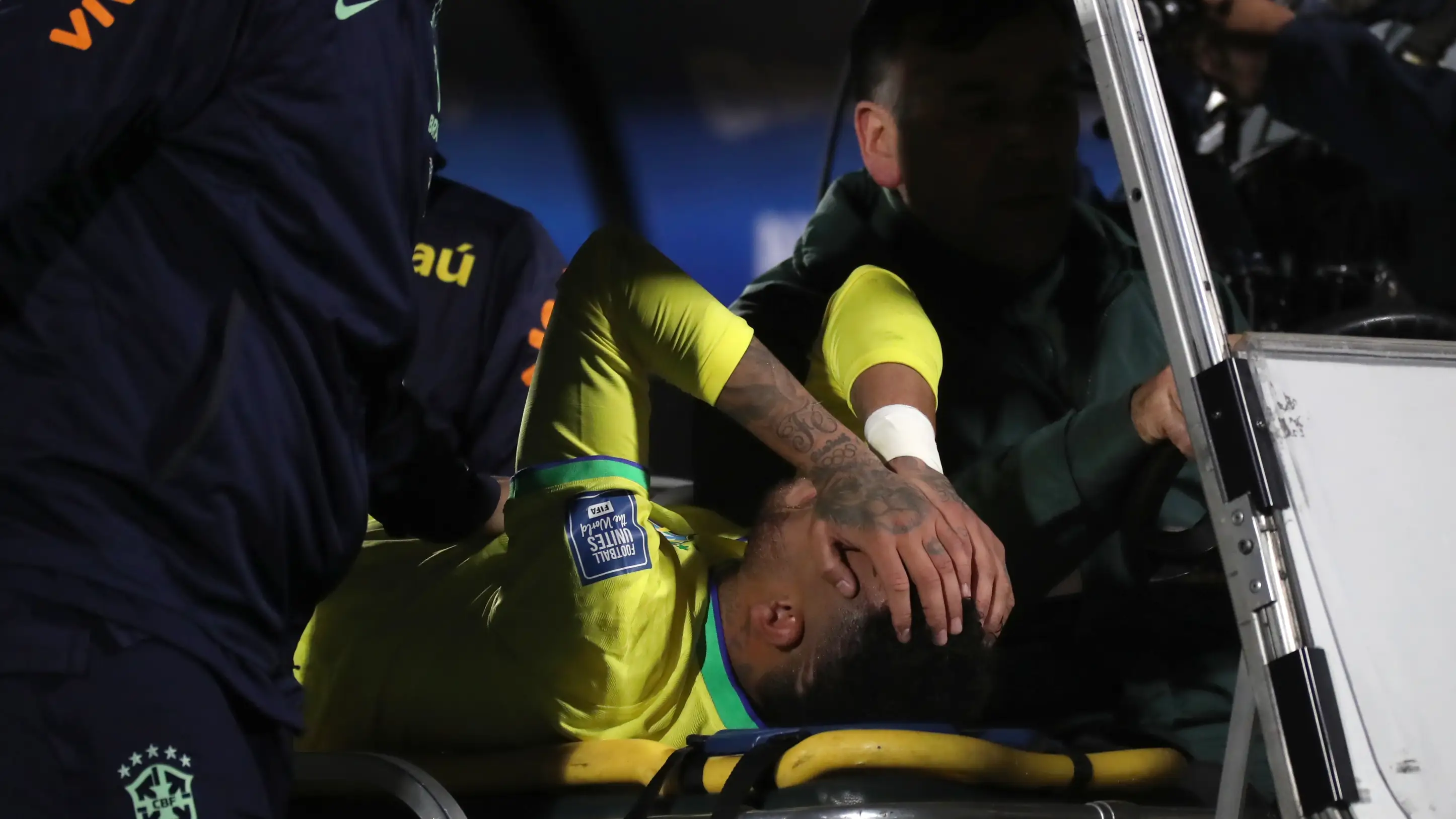 Neymar Jr abandona en camilla el Uruguay-Brasil Neymar Jr abandona en camilla el Uruguay-Brasil