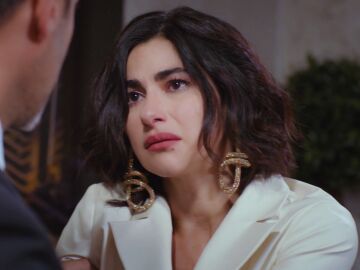 Kaya descubre en la caja fuerte de su hermana el v&iacute;deo con el que chantajea a Ender y Yiğit 