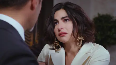Kaya descubre en la caja fuerte de su hermana el vídeo con el que chantajea a Ender y Yiğit 