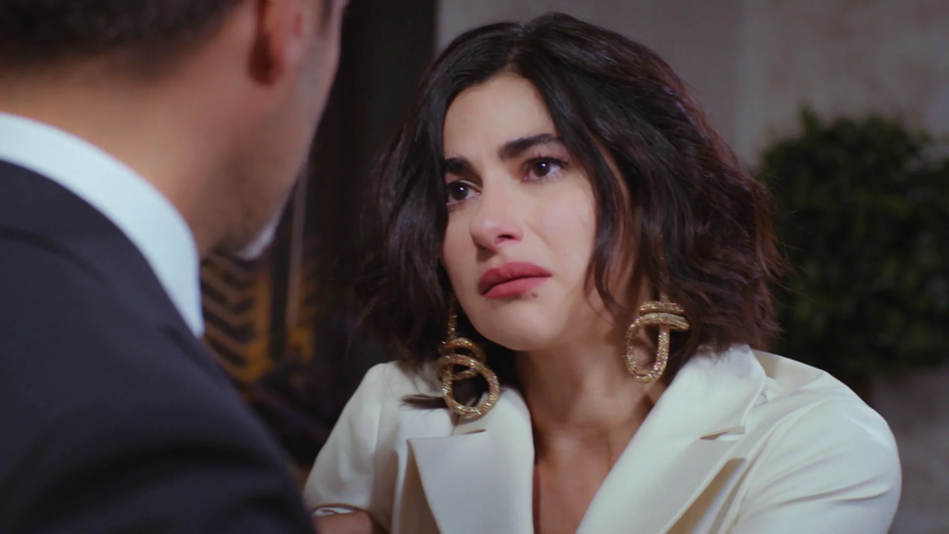 Kaya descubre en la caja fuerte de su hermana el v&iacute;deo con el que chantajea a Ender y Yiğit 