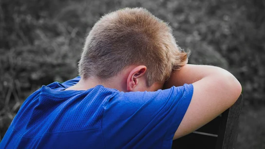 Un niño se esconde por miedo o tristeza. Un niño se esconde por miedo o tristeza.