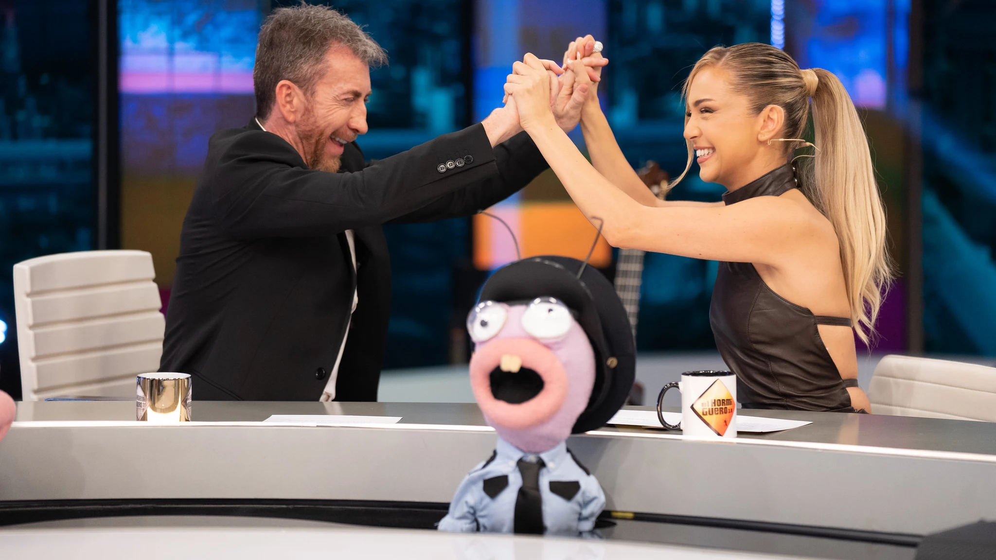 Ana Mena demuestra a Trancas y Barrancas su talento oculto... ¡Es una detective increíble! Ana Mena demuestra a Trancas y Barrancas su talento oculto... ¡Es una detective increíble!