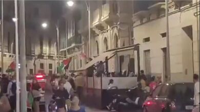 Centenares de personas protestan frente a la sinagoga de Melilla en apoyo a Palestina