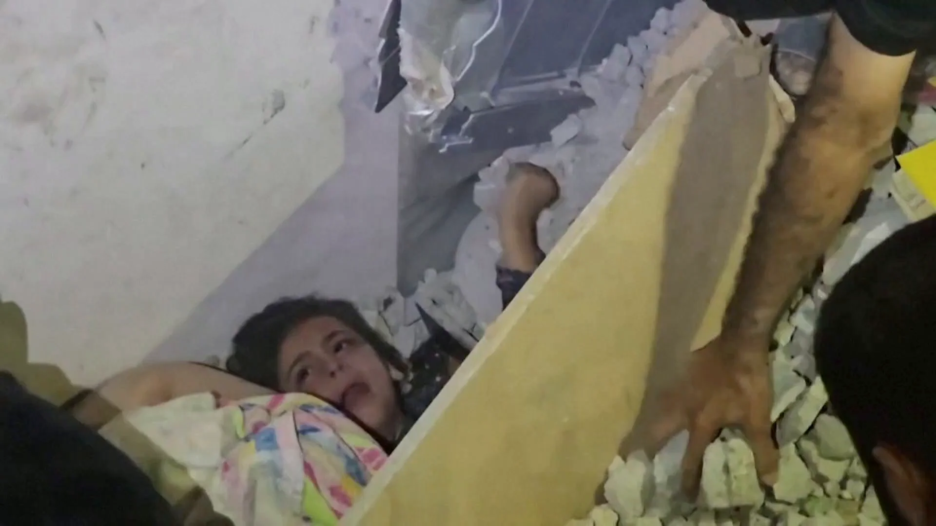 Ni&ntilde;os entre los escombros