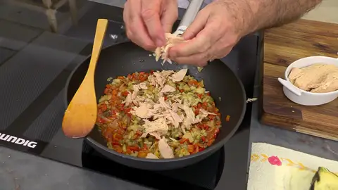 Añade el atún y la salsa de tomate Añade el atún y la salsa de tomate