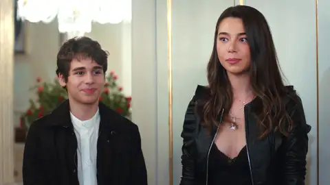 La familia Argun conoce a la novia de Erim y... ¡todos se quedan en shock! La familia Argun conoce a la novia de Erim y... ¡todos se quedan en shock!