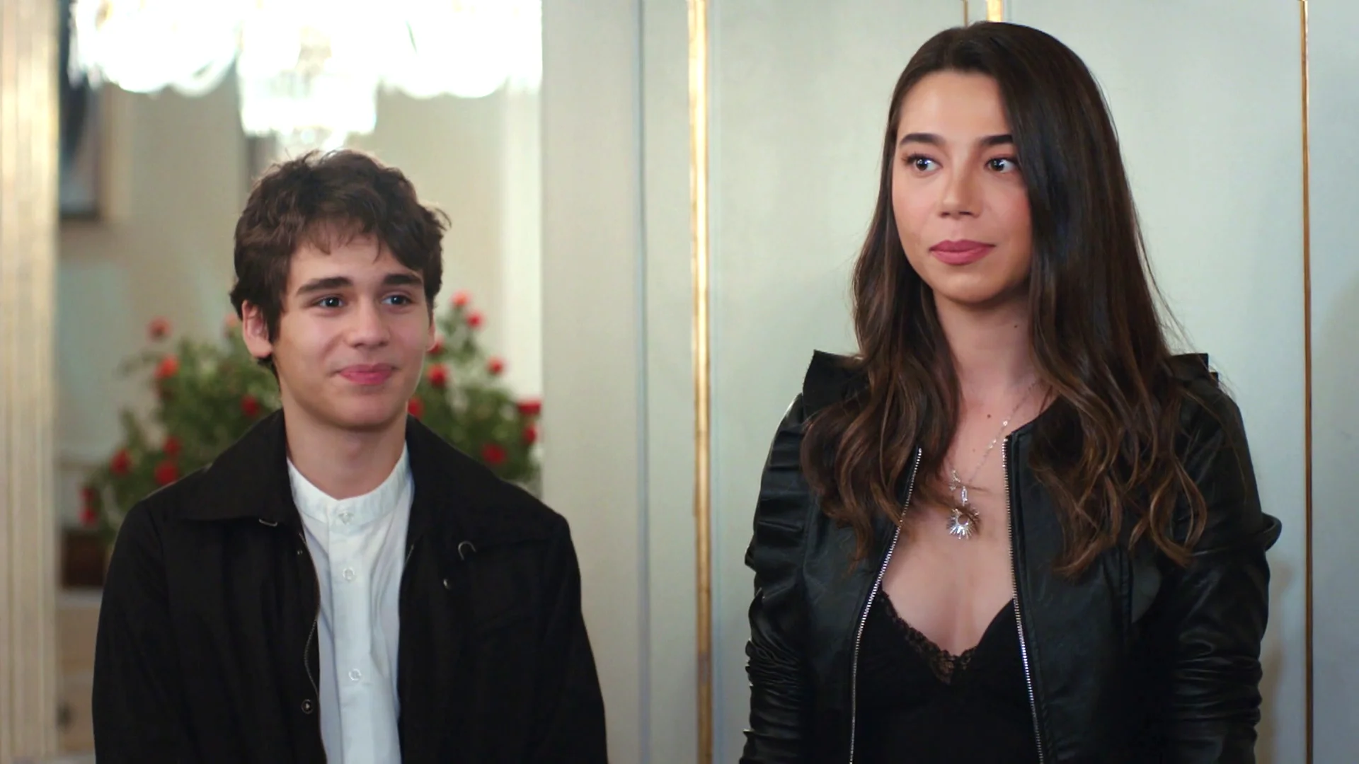 La familia Argun conoce a la novia de Erim y... ¡todos se quedan en shock! La familia Argun conoce a la novia de Erim y... ¡todos se quedan en shock!