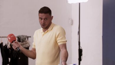 VÍDEO INÉDITO: Joaquín se rebela ante las indicaciones de Sonsoles Ónega: “Bueno, tú conoces a la Reina y yo conozco al marqués”