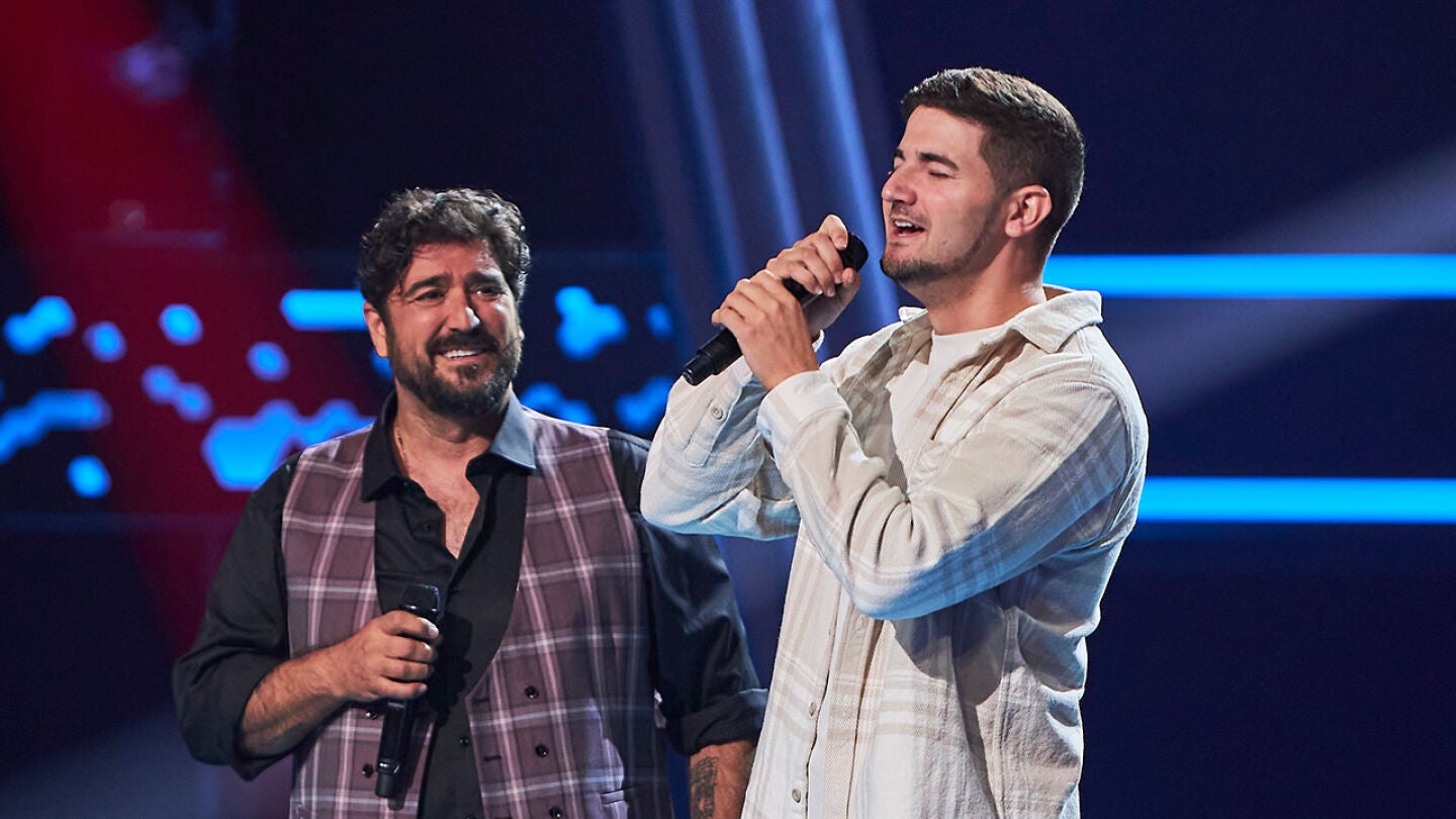 Antonio Orozco cumple el sueño de Carlos cantando juntos Entre sobras y sobras me faltas