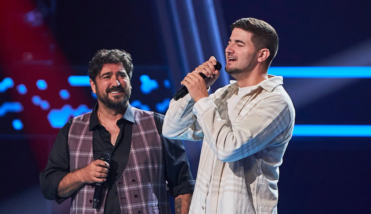 Antonio Orozco cumple el sueño de Carlos cantando juntos Entre sobras y sobras me faltas