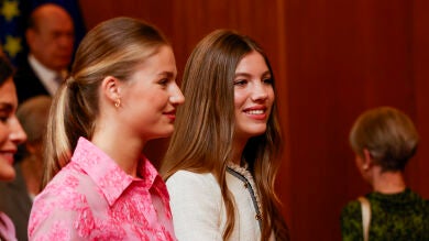 La infanta Sofía da un giro a su estilismo y pasa de un moderno mono cut out a un traje clásico de tweed