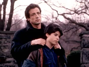 Sylvester Stallone con su hijo Sage Stallone en Rocky V en 1990 Sylvester Stallone con su hijo Sage Stallone en Rocky V en 1990