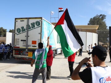 Un camión con ayuda humanitaria cruzó hoy el paso de Rafah desde Egipto con ayuda humanitaria paras Gaza